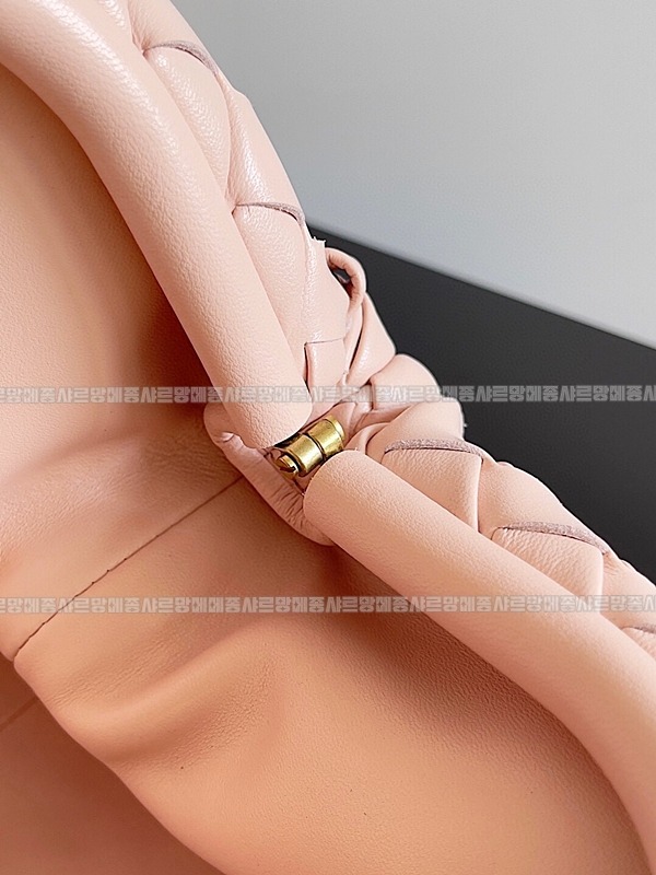 보테가베네타인트래치아토레더클러치미디움 20260216-093823-007루.jpg