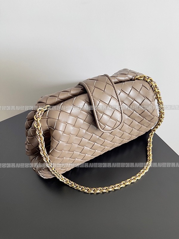 보테가베네타인트래치아토레더클러치미디움 20260216-094551-004루.jpg