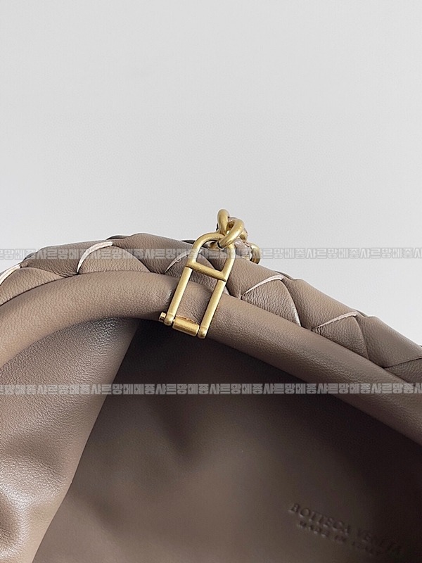 보테가베네타인트래치아토레더클러치미디움 20260216-094551-005루.jpg