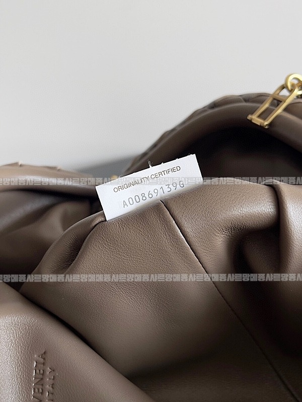 보테가베네타인트래치아토레더클러치미디움 20260216-094551-008루.jpg