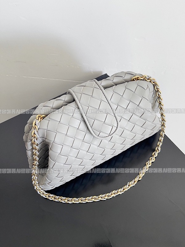 보테가베네타인트래치아토레더클러치미디움 20260216-094758-004루.jpg