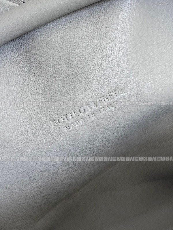 보테가베네타인트래치아토레더클러치미디움 20260216-094758-006루.jpg