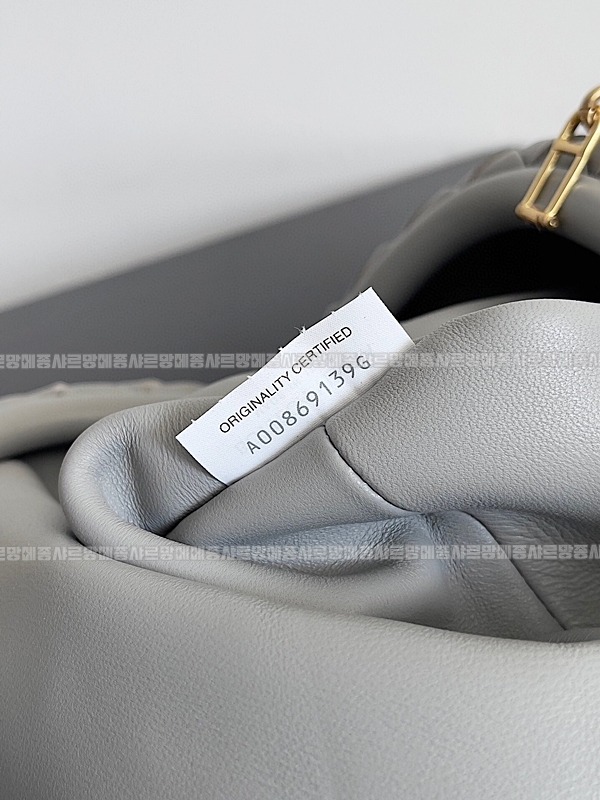 보테가베네타인트래치아토레더클러치미디움 20260216-094758-008루.jpg