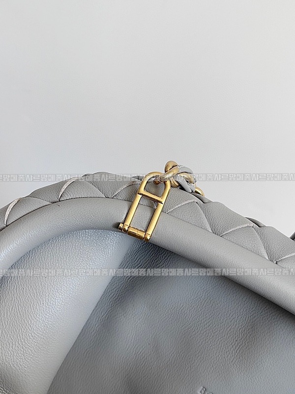 보테가베네타인트래치아토레더클러치미디움 20260216-094758-005루.jpg