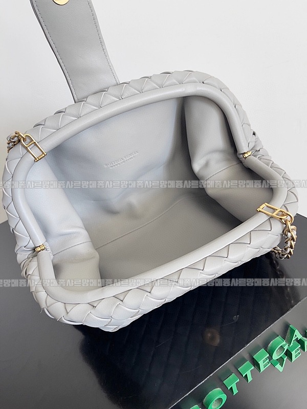 보테가베네타인트래치아토레더클러치미디움 20260216-094759-009루.jpg