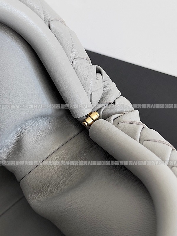 보테가베네타인트래치아토레더클러치미디움 20260216-094758-007루.jpg