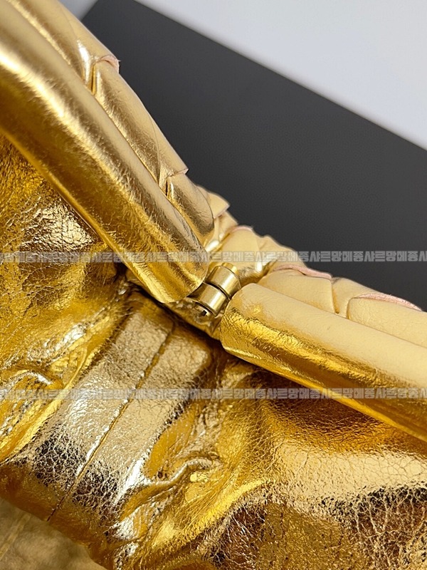 보테가베네타인트래치아토레더클러치스몰 20260216-095411-005루.jpg