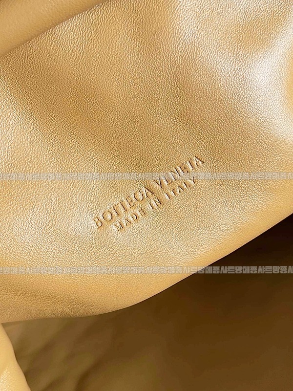 보테가베네타인트래치아토레더클러치스몰 20260216-095900-004루.jpg