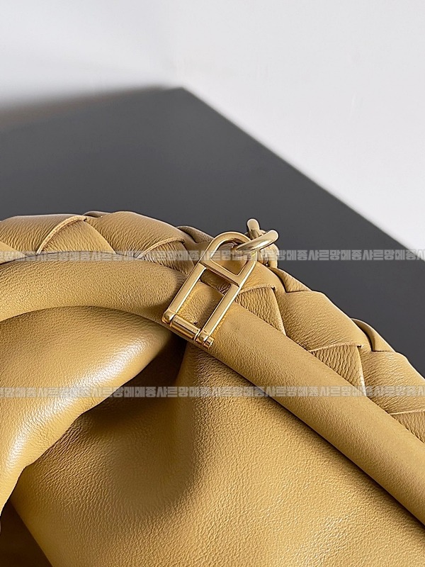 보테가베네타인트래치아토레더클러치스몰 20260216-095900-003루.jpg