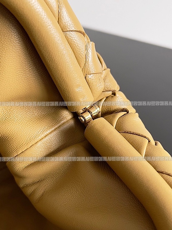 보테가베네타인트래치아토레더클러치스몰 20260216-095900-006루.jpg