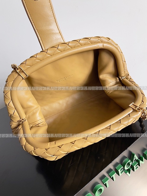 보테가베네타인트래치아토레더클러치스몰 20260216-095901-008루.jpg