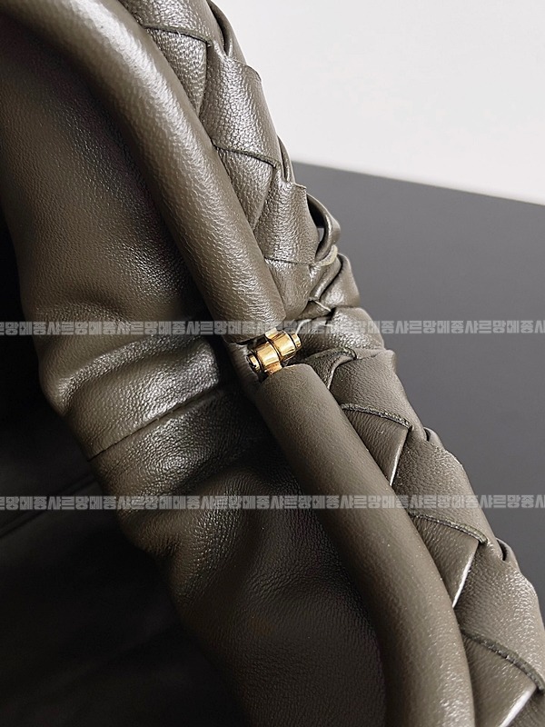 보테가베네타인트래치아토레더클러치스몰 20260216-100048-007루.jpg