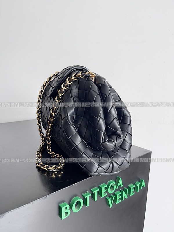 보테가베네타인트래치아토레더클러치스몰 20260216-100452-003루.jpg