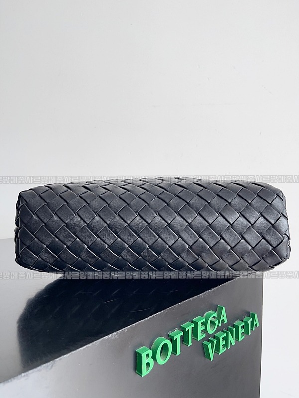 보테가베네타인트래치아토레더클러치스몰 20260216-100452-004루.jpg