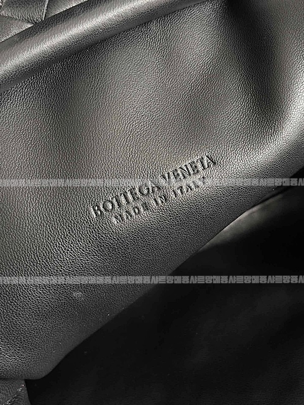 보테가베네타인트래치아토레더클러치스몰 20260216-100452-006루.jpg