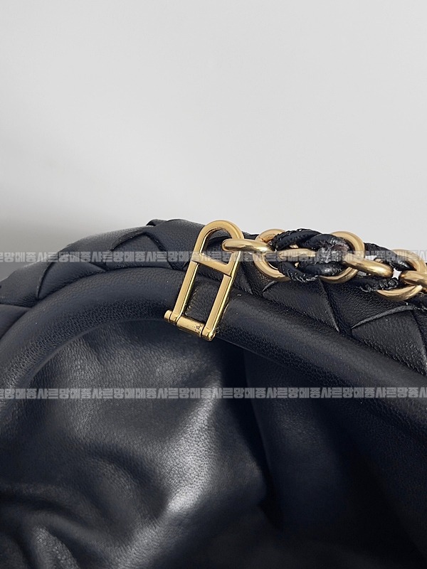 보테가베네타인트래치아토레더클러치스몰 20260216-100452-005루.jpg