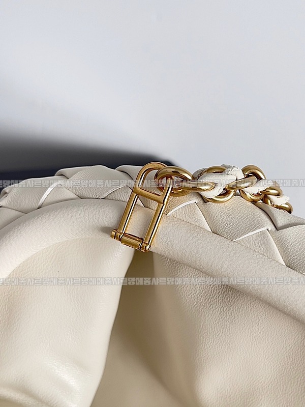 보테가베네타인트래치아토레더클러치스몰 20260216-100646-006루.jpg