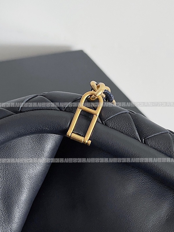 보테가베네타인트래치아토레더클러치스몰 20260216-101041-005루.jpg