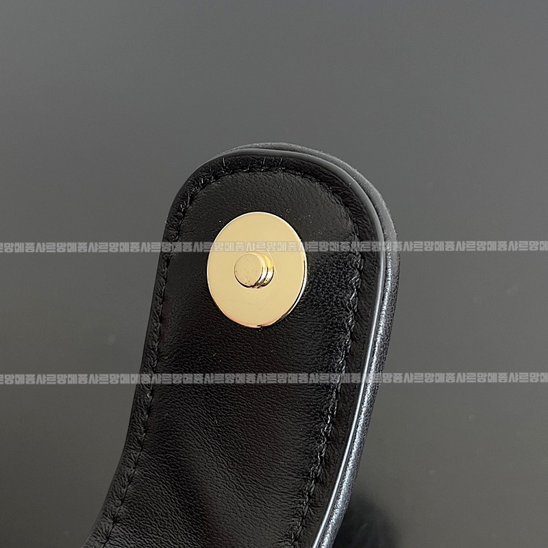 보테가베네타인트래치아토레더클러치스몰 20260216-102819-006루.jpg