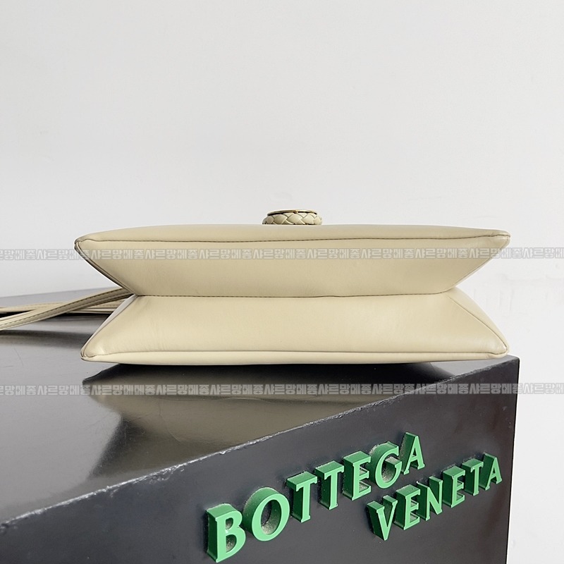 보테가베네타리베르타숄더백스몰 20260216-123813-004루.jpg