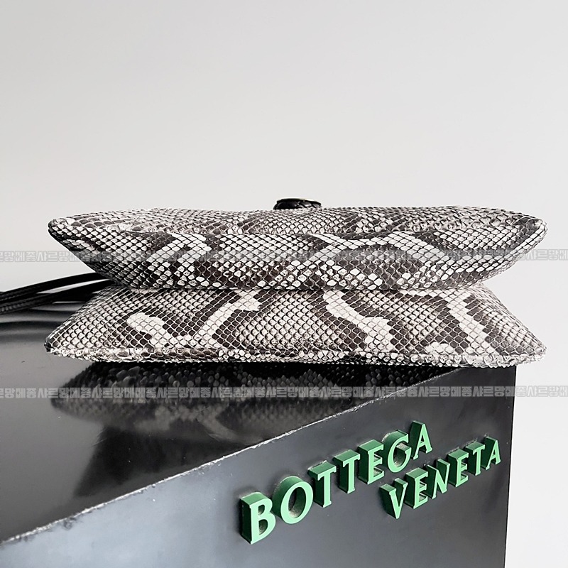 보테가베네타리베르타숄더백미디움 20260216-124045-004루.jpg