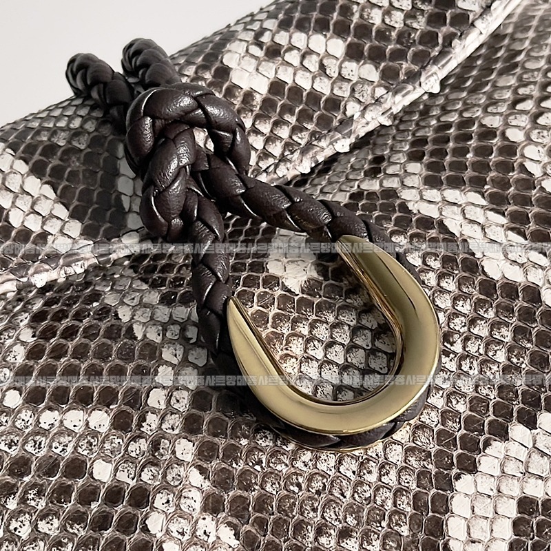 보테가베네타리베르타숄더백미디움 20260216-124045-005루.jpg