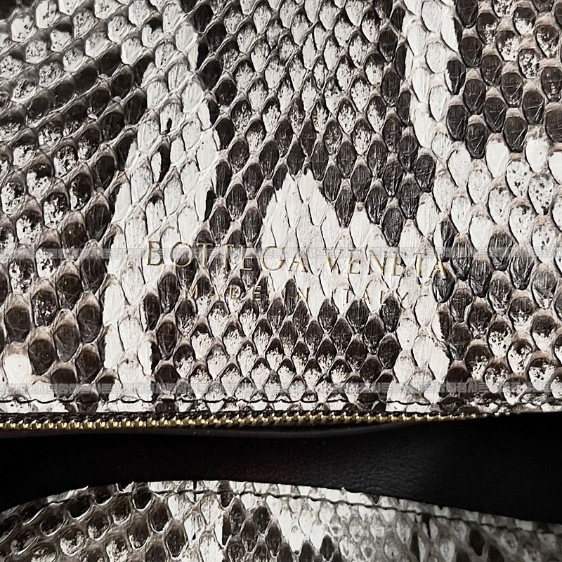 보테가베네타리베르타숄더백미디움 20260216-124045-007루.jpg