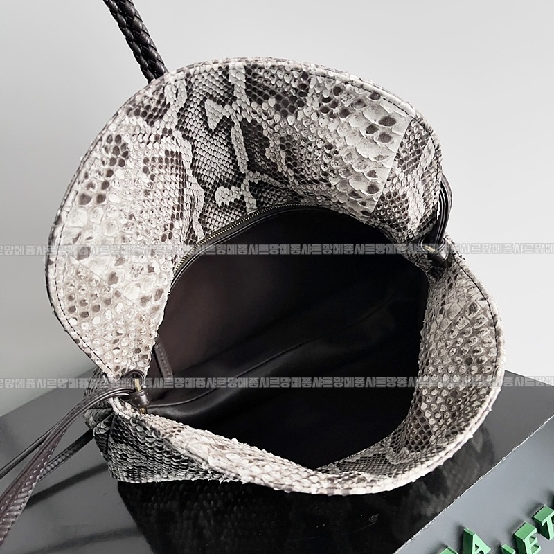 보테가베네타리베르타숄더백미디움 20260216-124045-009루.jpg