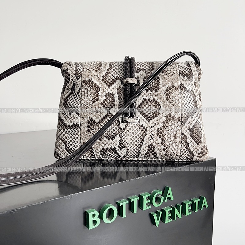 보테가베네타리베르타숄더백미디움 20260216-124454-003루.jpg