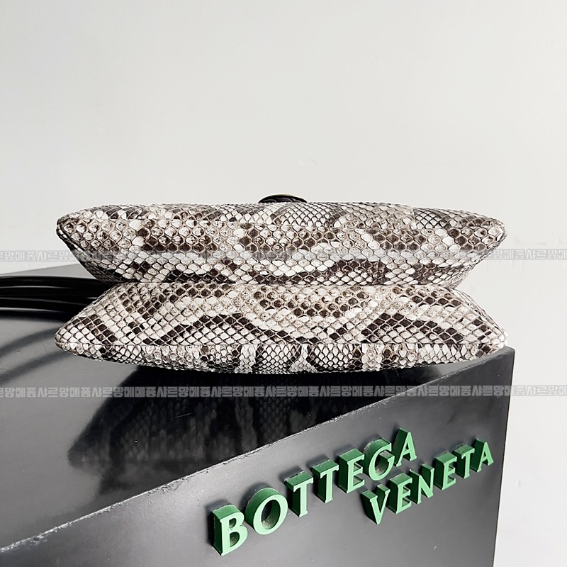 보테가베네타리베르타숄더백미디움 20260216-124455-006루.jpg