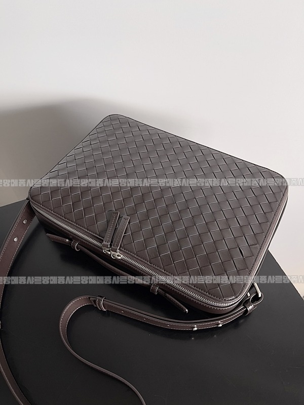 보테가베네타겟어웨이슬림브리프케이스 20260219-143535-004루.jpg