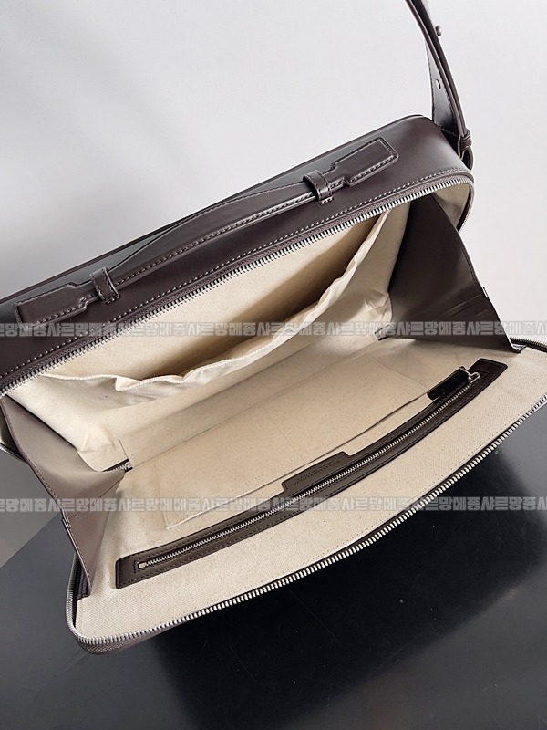 보테가베네타겟어웨이슬림브리프케이스 20260219-143536-009루.jpg