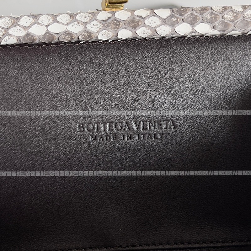 보테가베네타놋뱀가죽  20260220-161323-007루.jpg