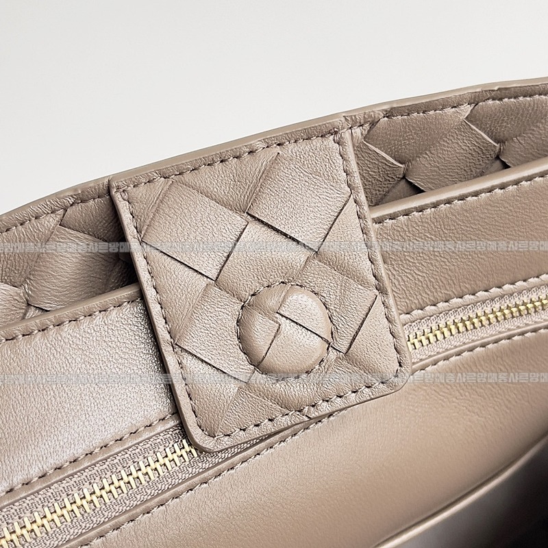 보테가베네타안지아모미디움 20260221-142347-007루.jpg