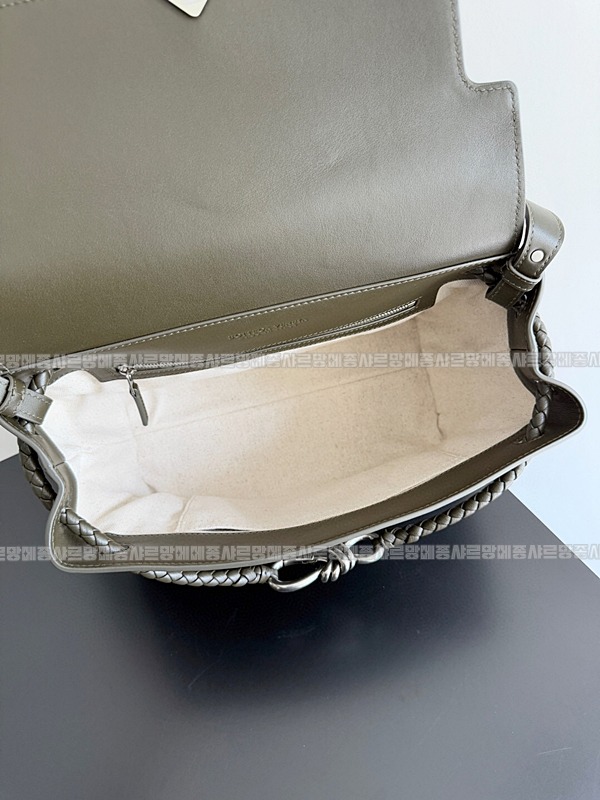 보테가베네타안디아모스몰메신저백 20260222-130840-009루.jpg