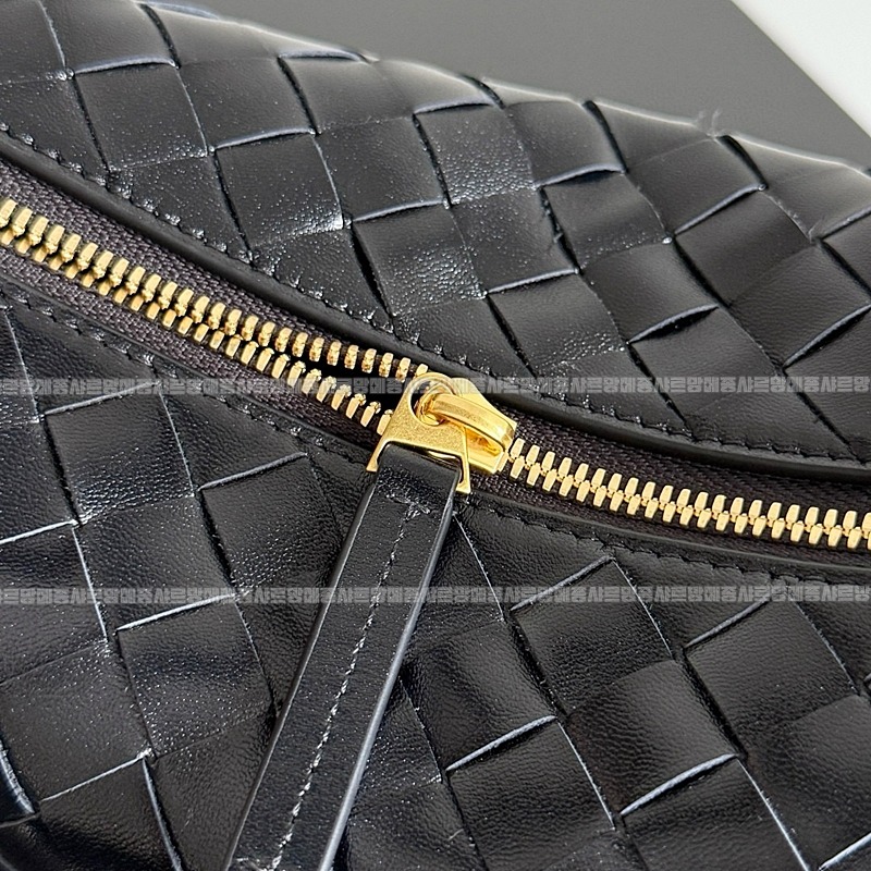 보테가베네타우ㅐㄹ리스미니인트레치아토레더숄더백 20260223-140923-004루.jpg