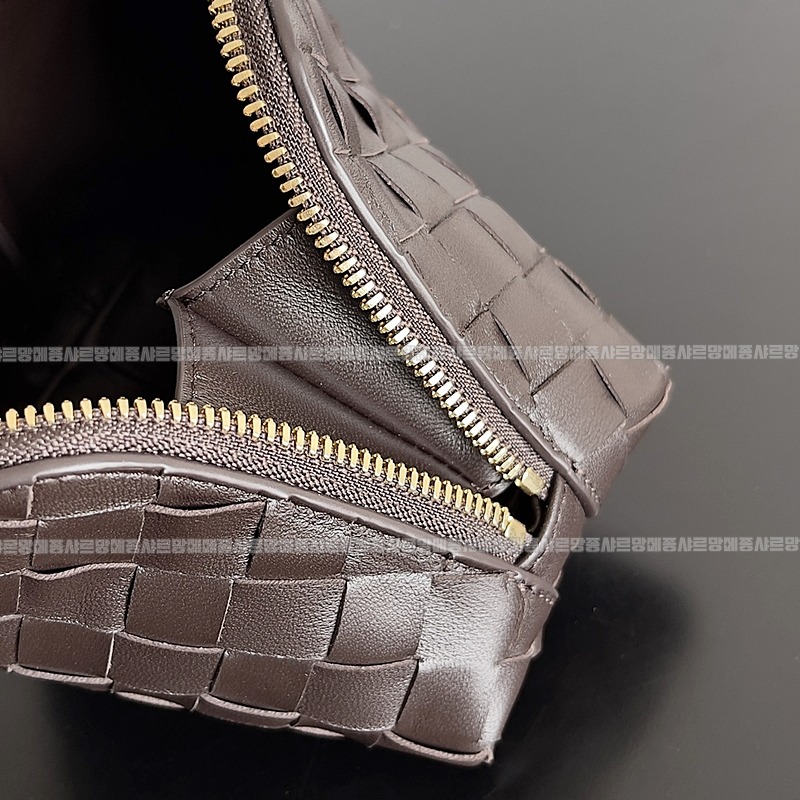 보테가베네타스몰인트레치아토뷰티파우치 20260224-130439-006루.jpg