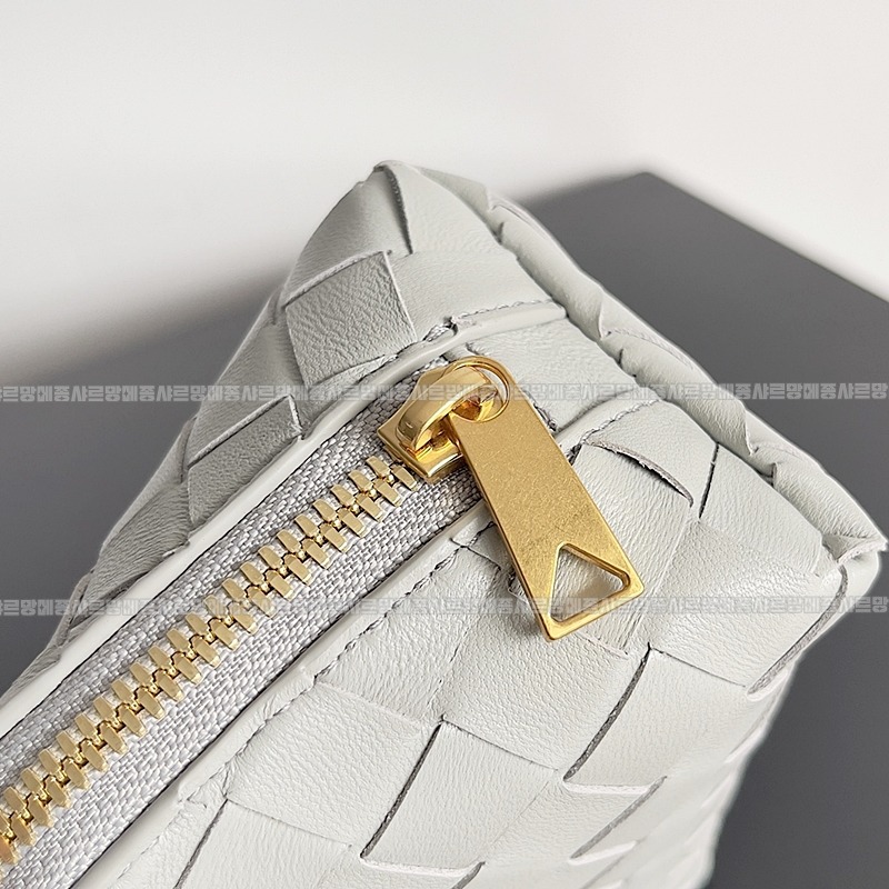 보테가베네타스몰인트레치아토뷰티파우치 20260224-131100-004루.jpg