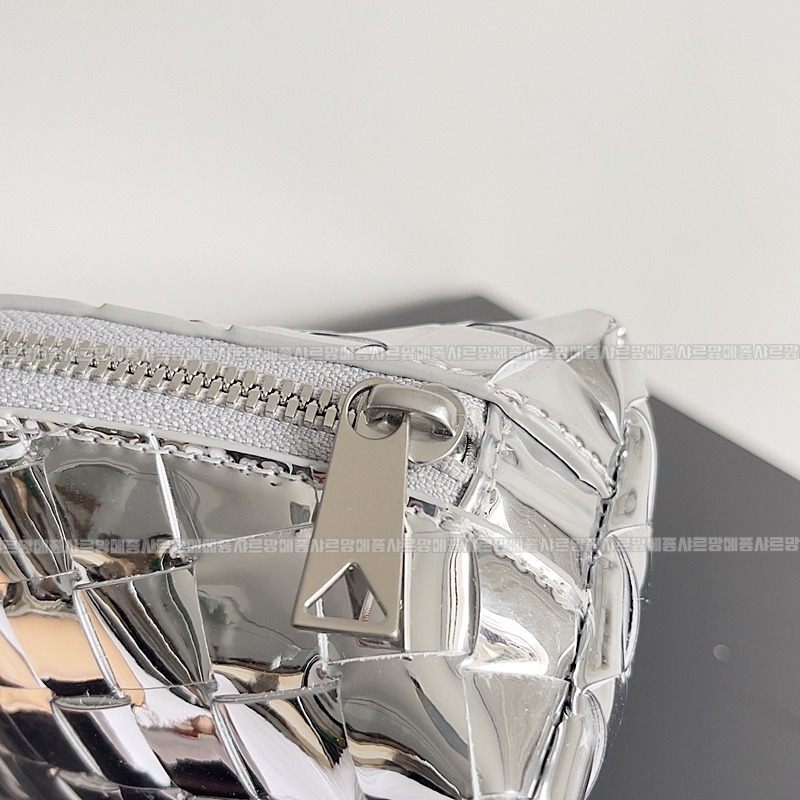 보테가베네타스몰인트레치아토뷰티파우치 20260224-131257-004루.jpg