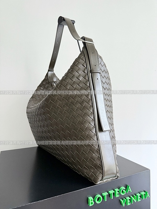 보테가베네타트레블러라지 20260224-165558-002루.jpg