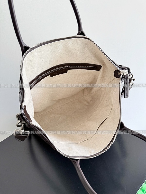 보테가베네타인트레치아토지퍼토트백  20260228-104550-009루.jpg