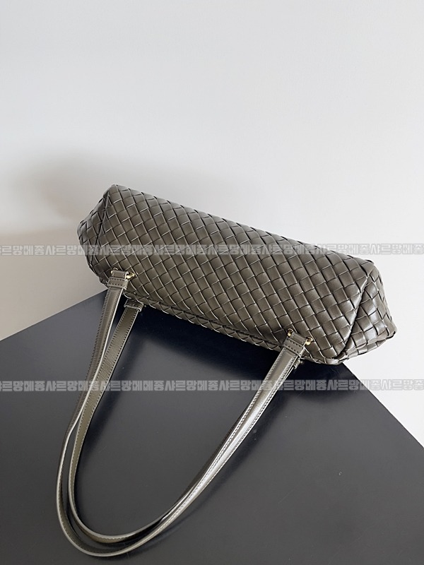 보테가베네타이스트웨스트스몰숄더백  20260228-122816-005루.jpg