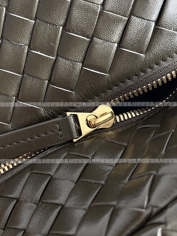 보테가베네타이스트웨스트스몰숄더백  20260228-122817-006루.jpg