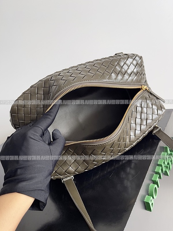 보테가베네타이스트웨스트스몰숄더백  20260228-122817-009루.jpg