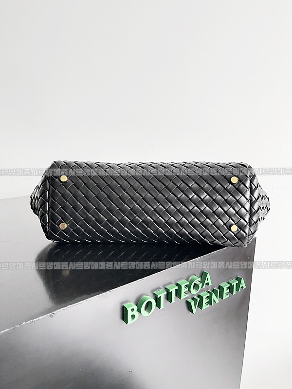 보테가베네타이스트웨스트스몰숄더백  20260228-123525-003루.jpg