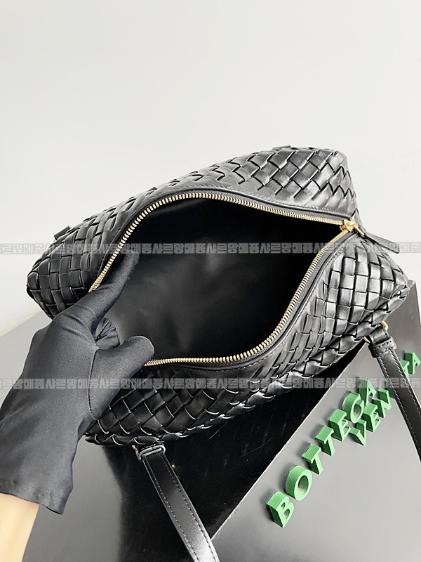 보테가베네타이스트웨스트스몰숄더백  20260228-123526-009루.jpg