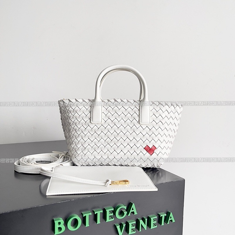 보테가베네타미니카밧화이트 20260228-142911-001루.jpg