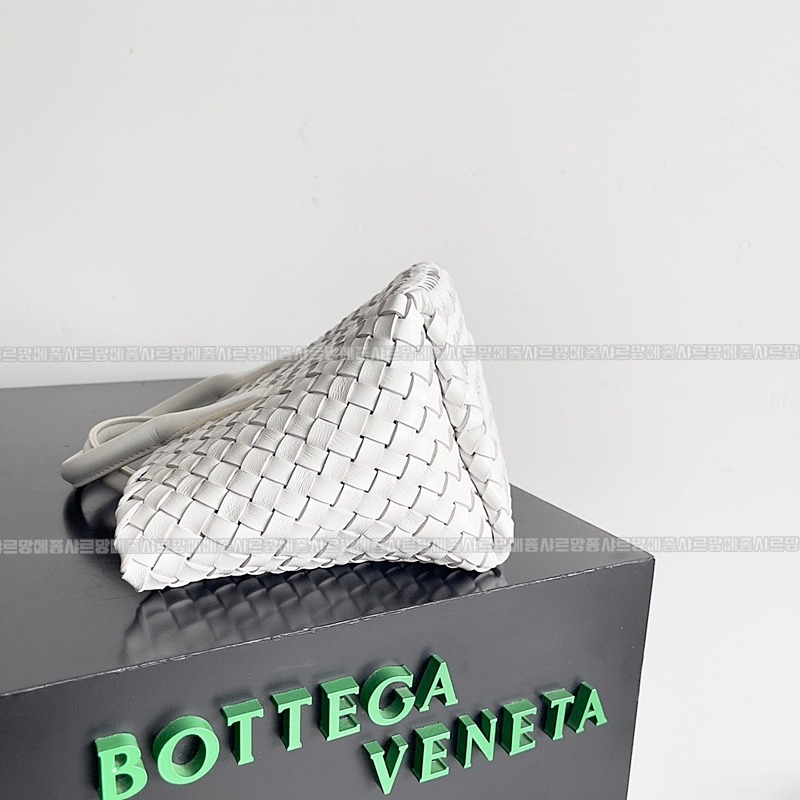 보테가베네타미니카밧화이트 20260228-142911-002루.jpg