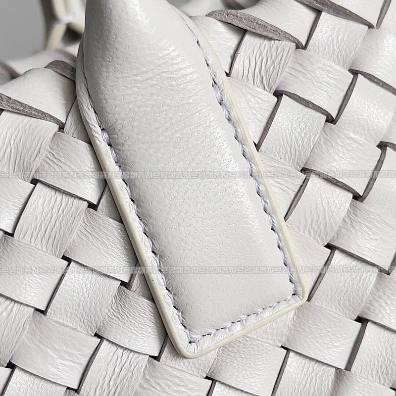 보테가베네타미니카밧화이트 20260228-142911-005루.jpg