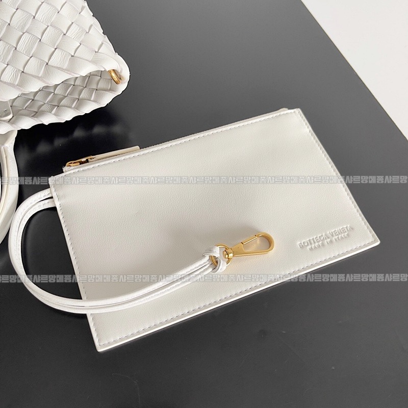 보테가베네타미니카밧화이트 20260228-142912-008루.jpg